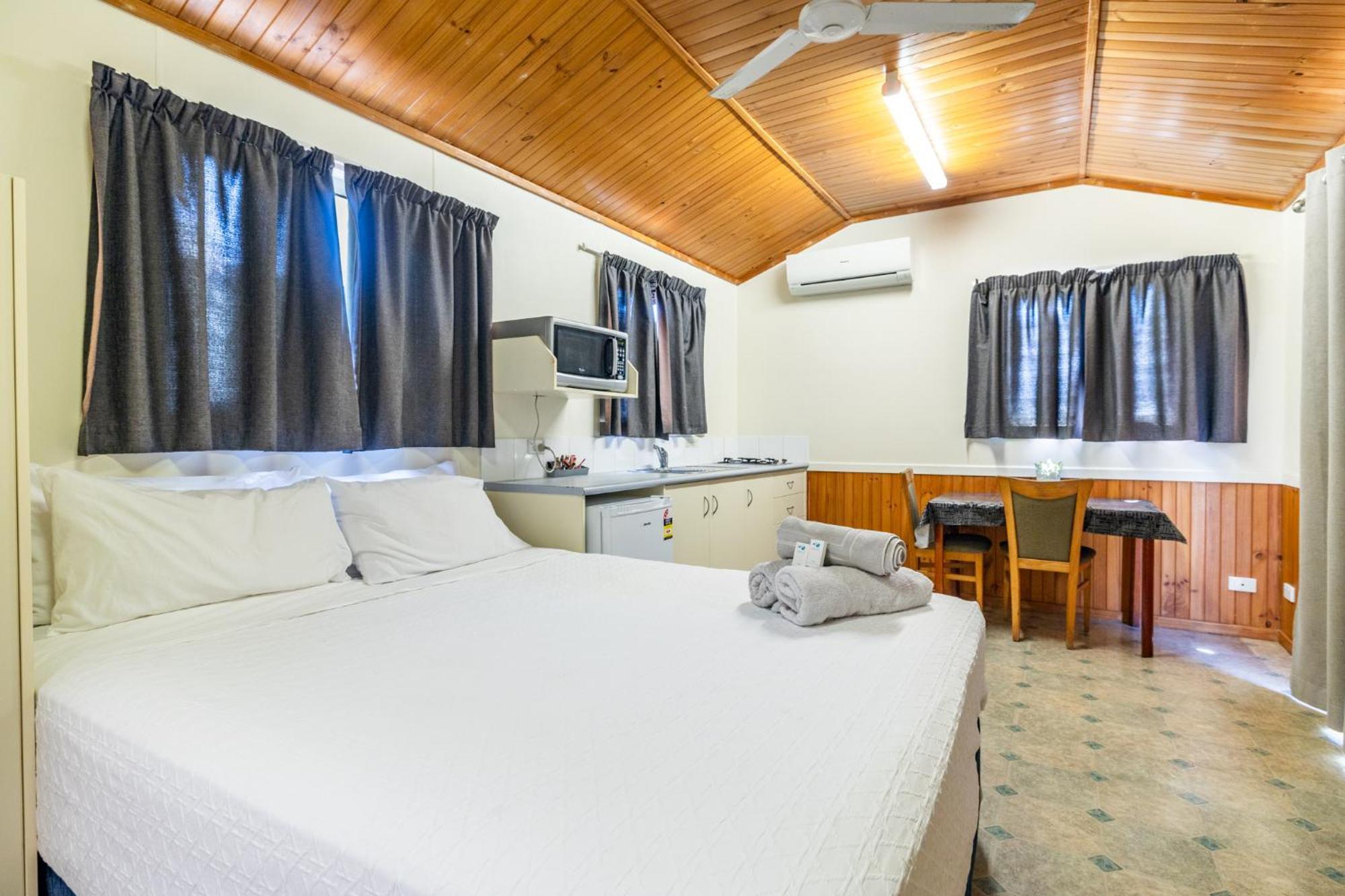 Hotel Harbour Lights Tourist Park Bowen Esterno foto