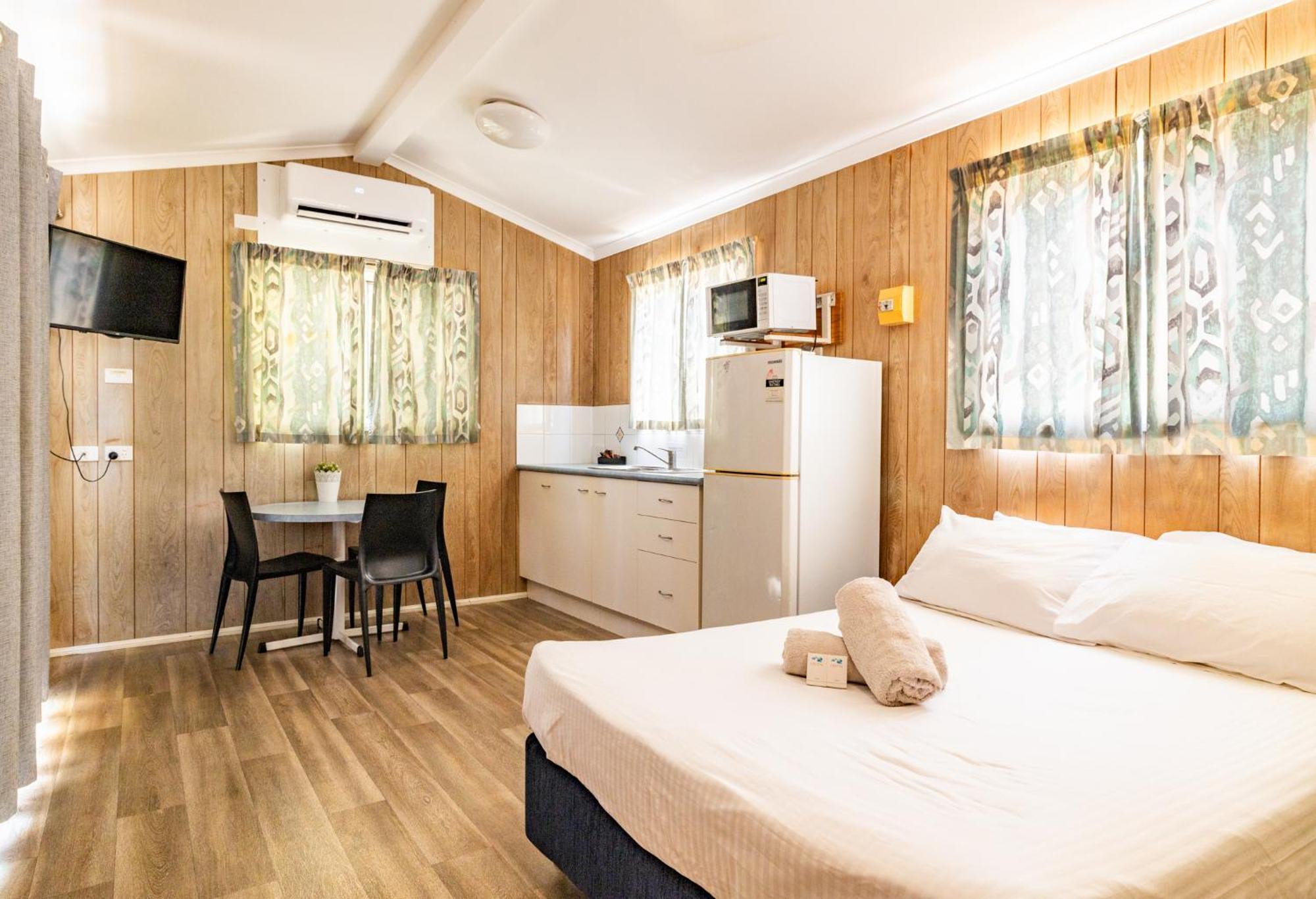 Hotel Harbour Lights Tourist Park Bowen Esterno foto