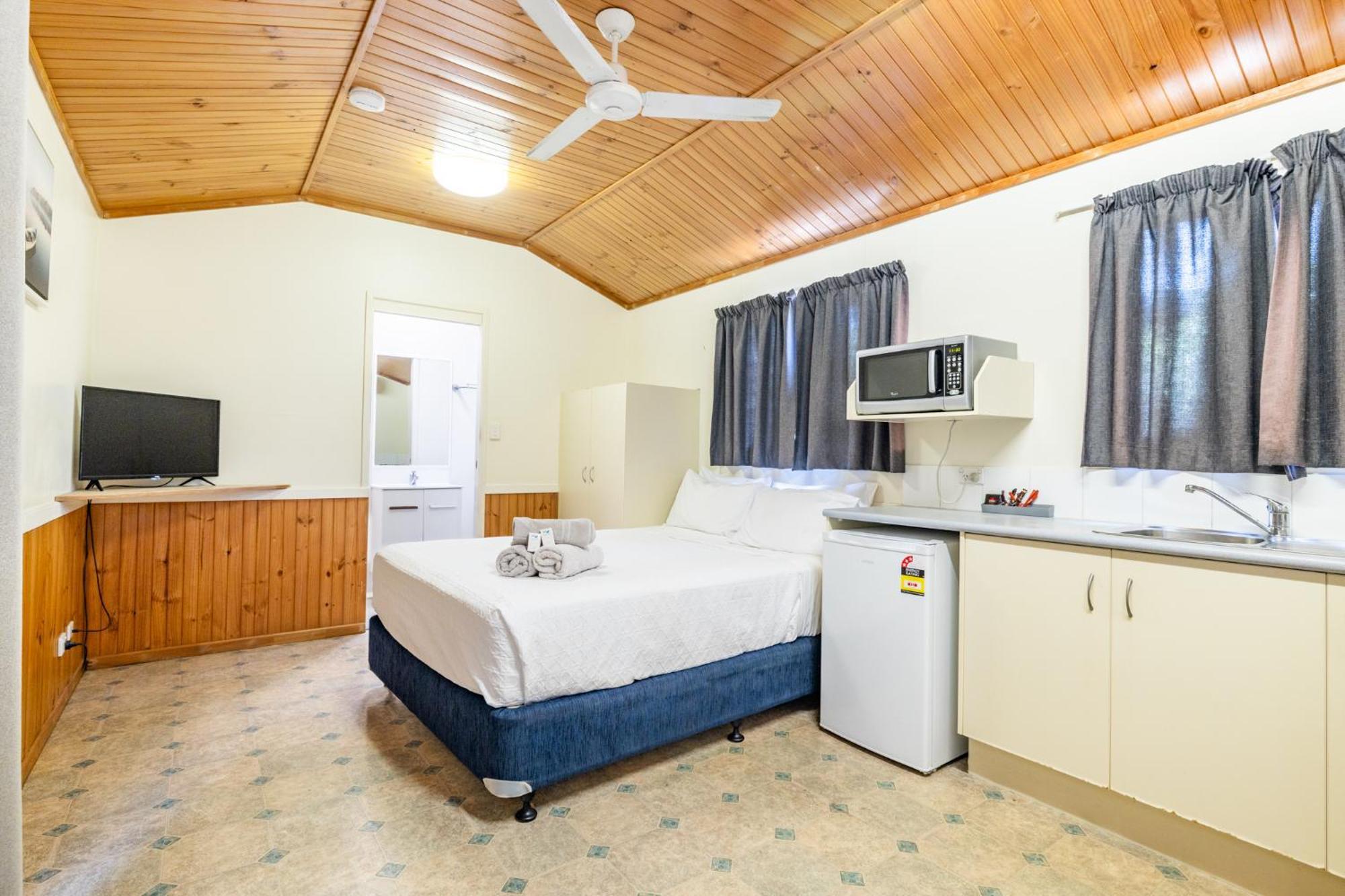 Hotel Harbour Lights Tourist Park Bowen Esterno foto