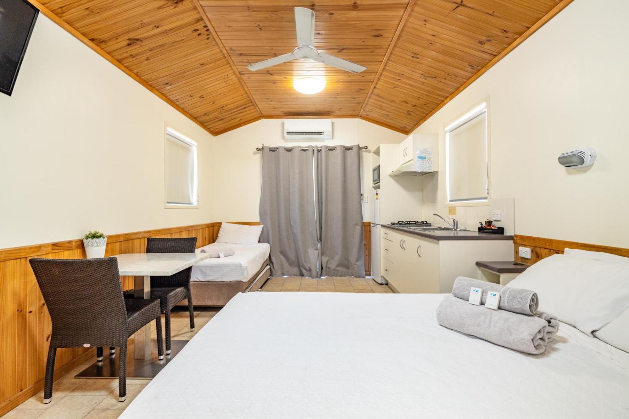 Hotel Harbour Lights Tourist Park Bowen Esterno foto