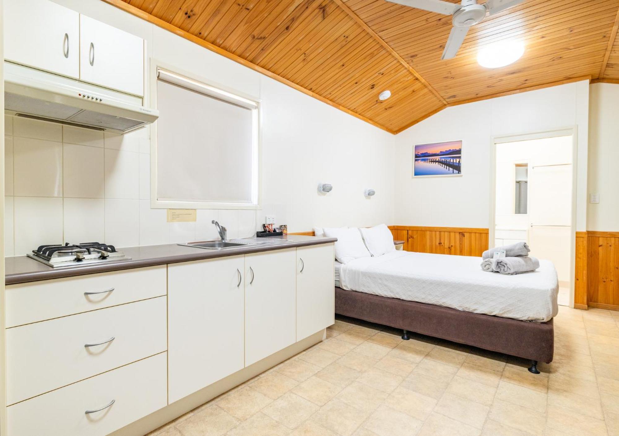 Hotel Harbour Lights Tourist Park Bowen Esterno foto
